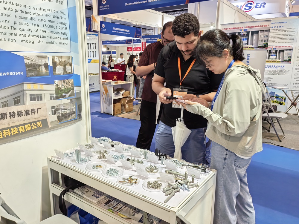 Jiaxing Xinhan Technology 2025 शंघाई इंटरनेशनल फास्टनर उद्योग प्रदर्शनी में, उद्योग के भविष्य पर एक साथ चर्चा करते हुए।